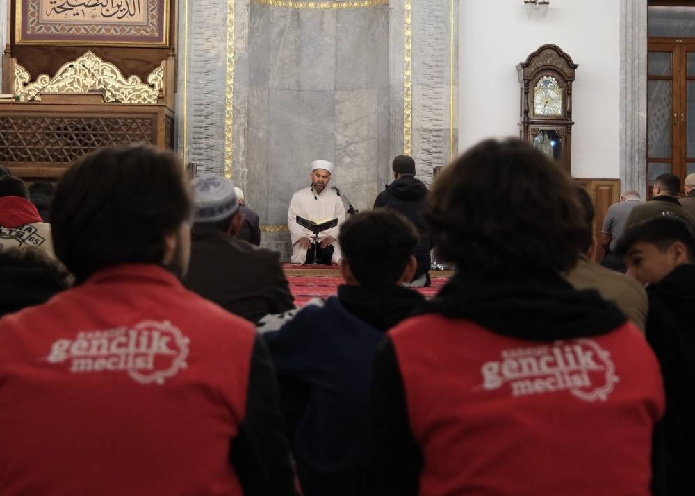 Konya'da öğrenciler sabah namazında buluşuyor