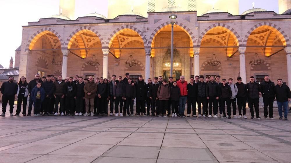 Konya'da öğrenciler sabah namazında buluşuyor