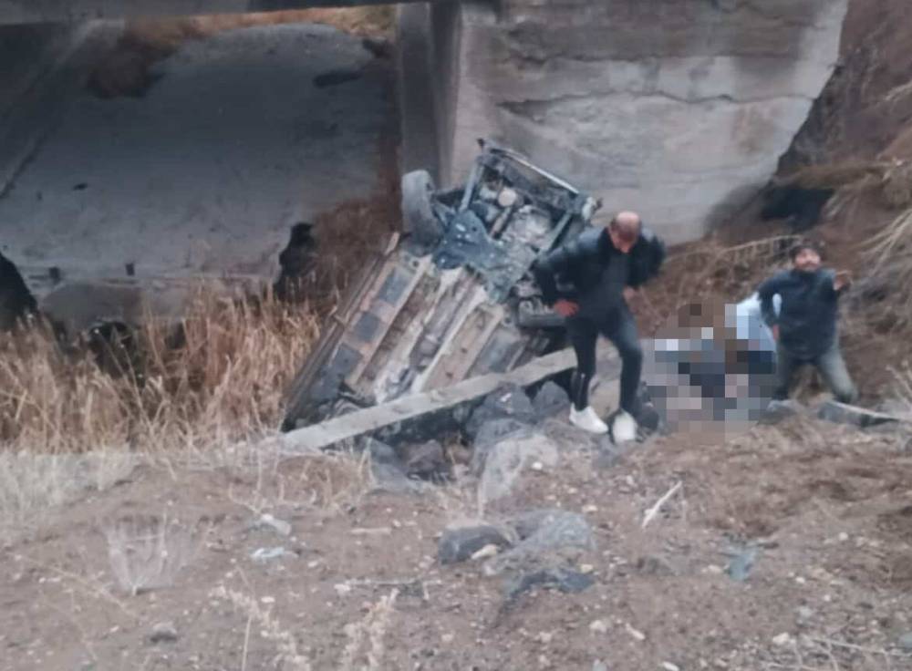 Otomobil menfeze devrildi; 1 ölü, 2 yaralı