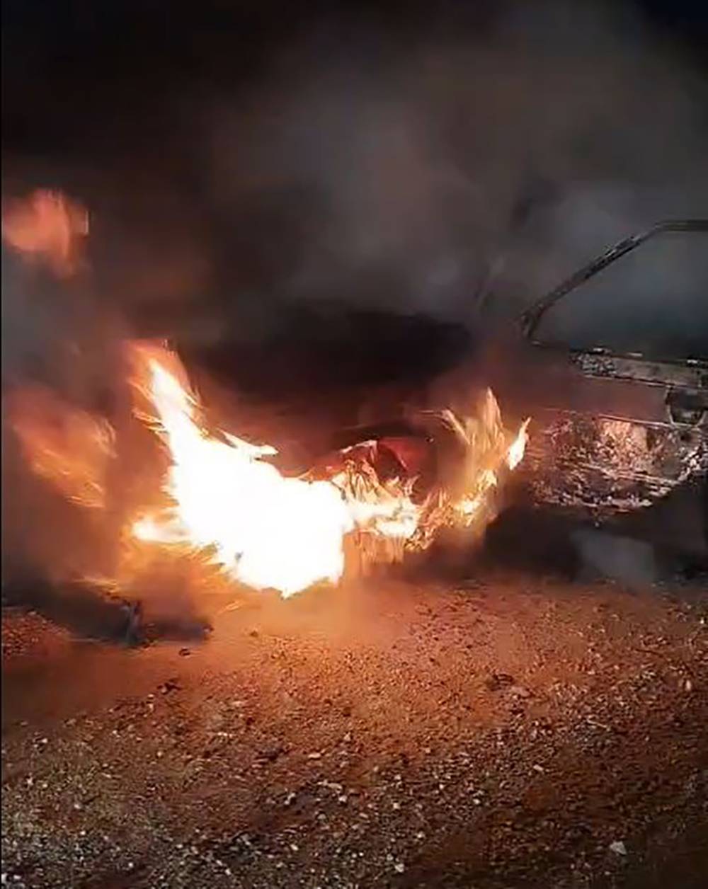 Park halindeki otomobilde patlama sonrası yangın; 1 ölü