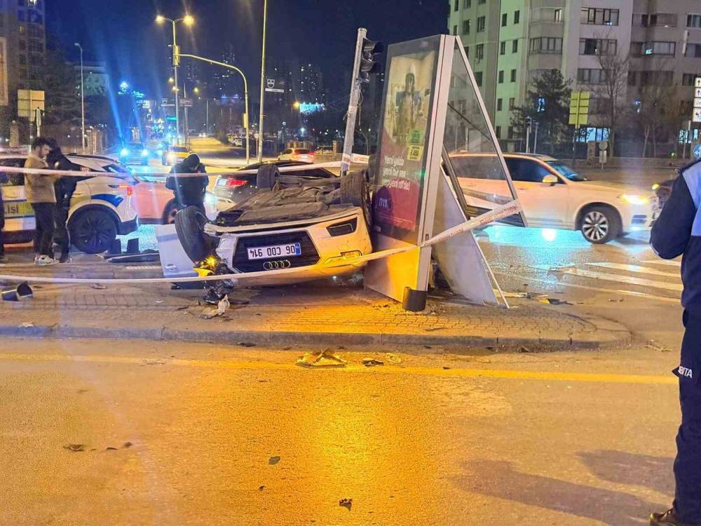 Araçla motosiklet çarpıştı: 4 yaralı