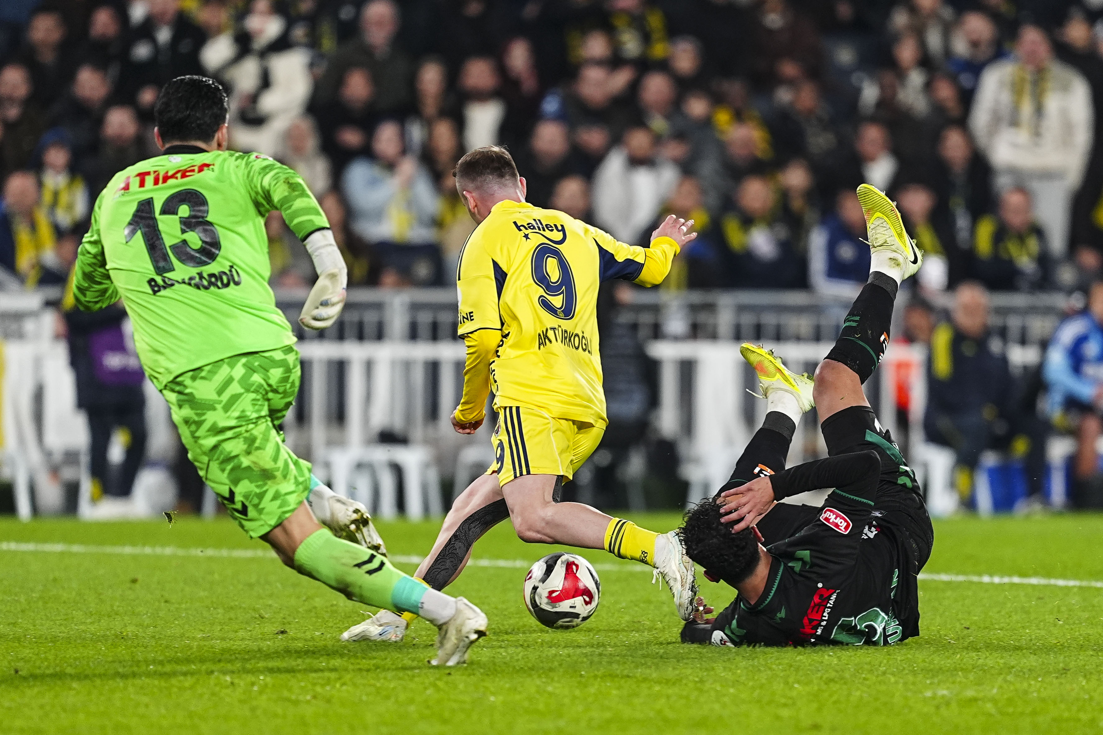 aa-20251215-39989742-39989738-fenerbahce-tumosan-konyaspor.jpg