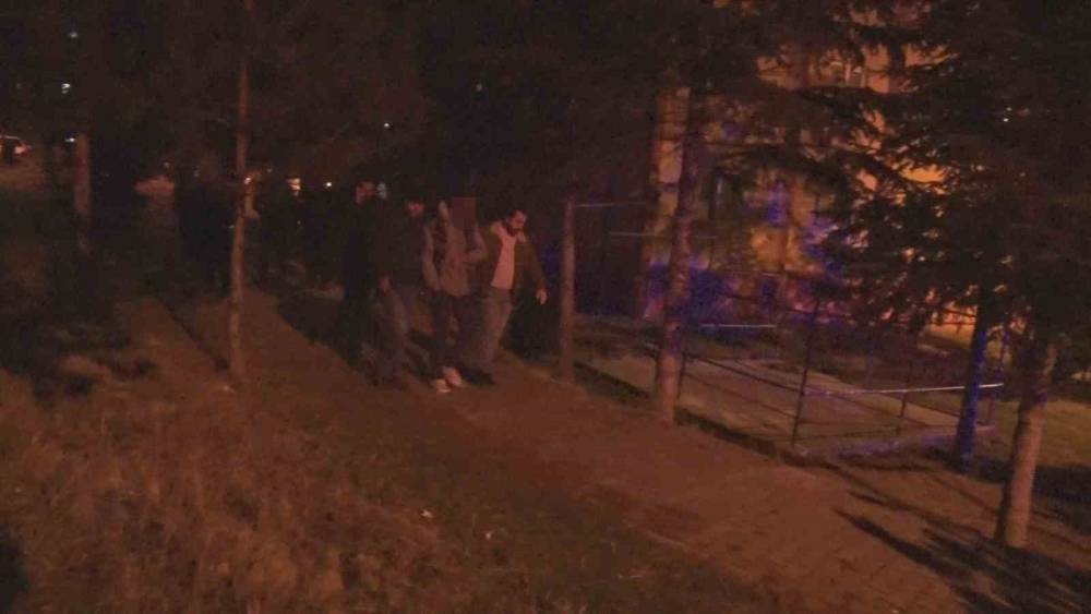 Eşi evi terk edince tüfeğe sarıldı