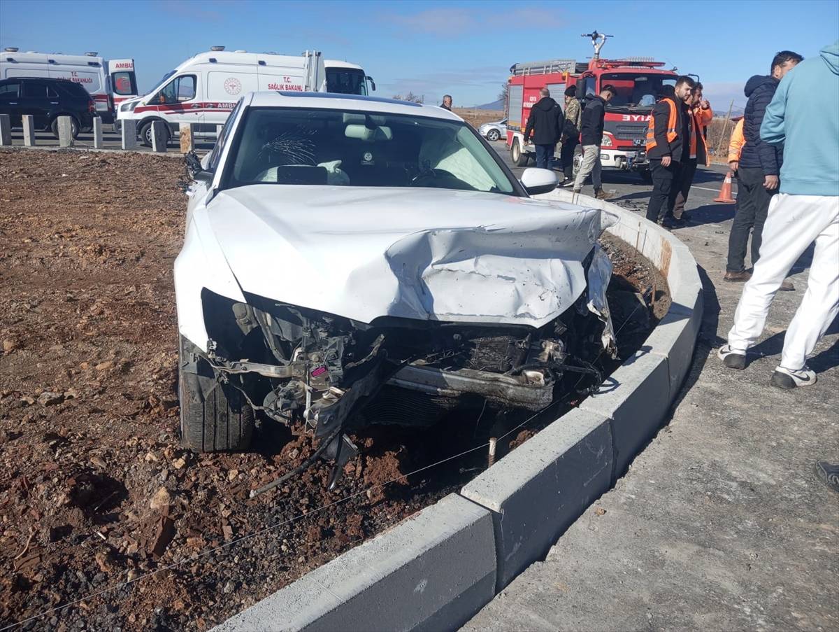 huyukte-otomobillerin-carpismasi-sonucu-2-kisi-yaralandi-1.jpg