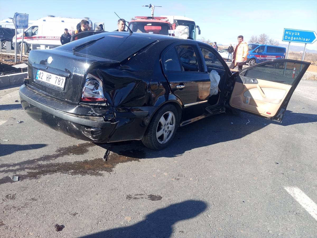 huyukte-otomobillerin-carpismasi-sonucu-2-kisi-yaralandi-2.jpg
