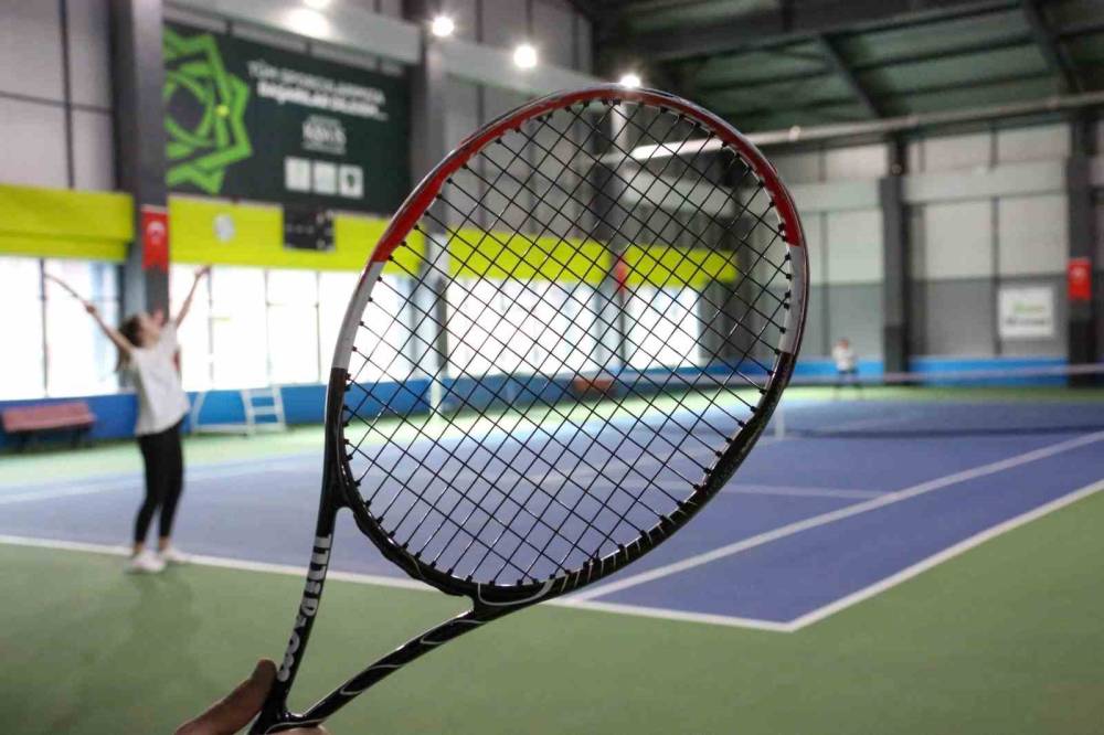 Konya'da aileler kortta buluşuyor