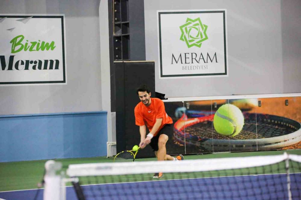 Konya'da aileler kortta buluşuyor