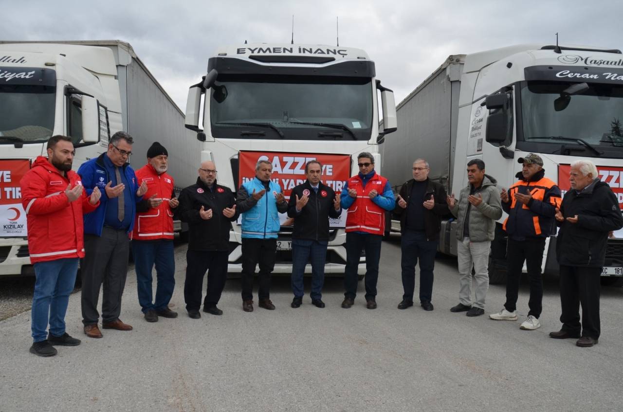 tdv-konya-subesinden-gazzeye-3-tir-insani-yardim-malzemesi-dualarla-yola-cikti-1.jpg
