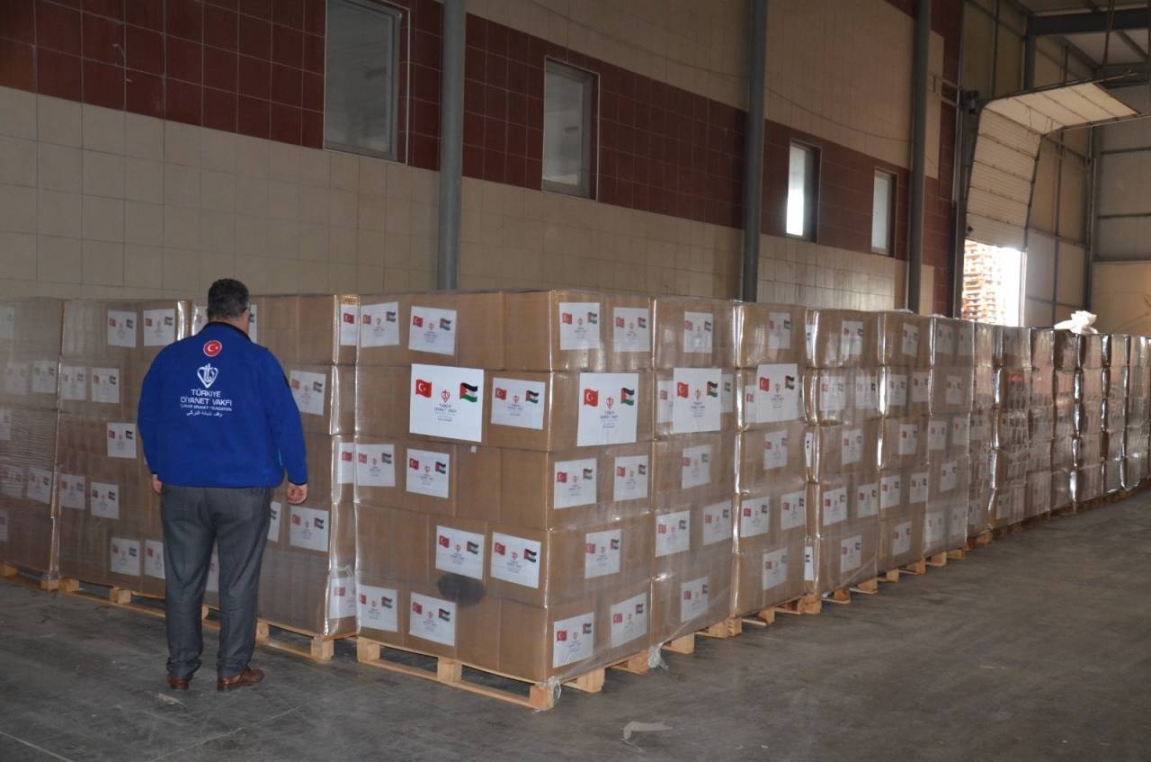 tdv-konya-subesinden-gazzeye-3-tir-insani-yardim-malzemesi-dualarla-yola-cikti-3.jpg