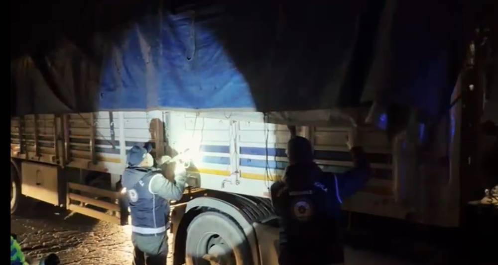 TIR'ın dorsesinde 31 kaçak göçmen yakalandı