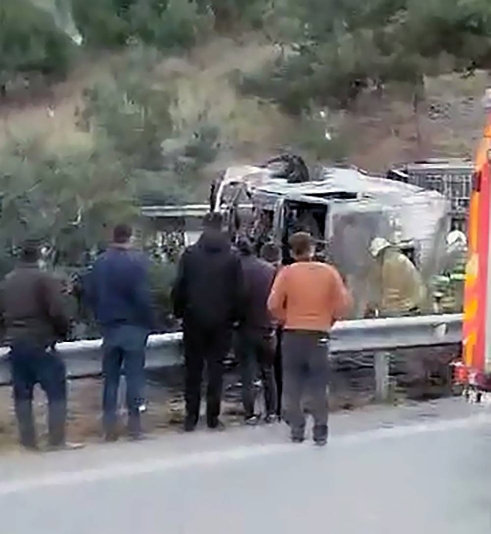 Devrilen tırda çıkan yangında 2 kişi hayatını kaybetti