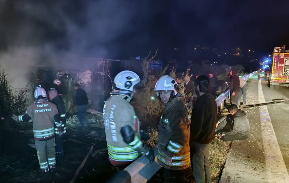 Devrilen tırda çıkan yangında 2 kişi hayatını kaybetti