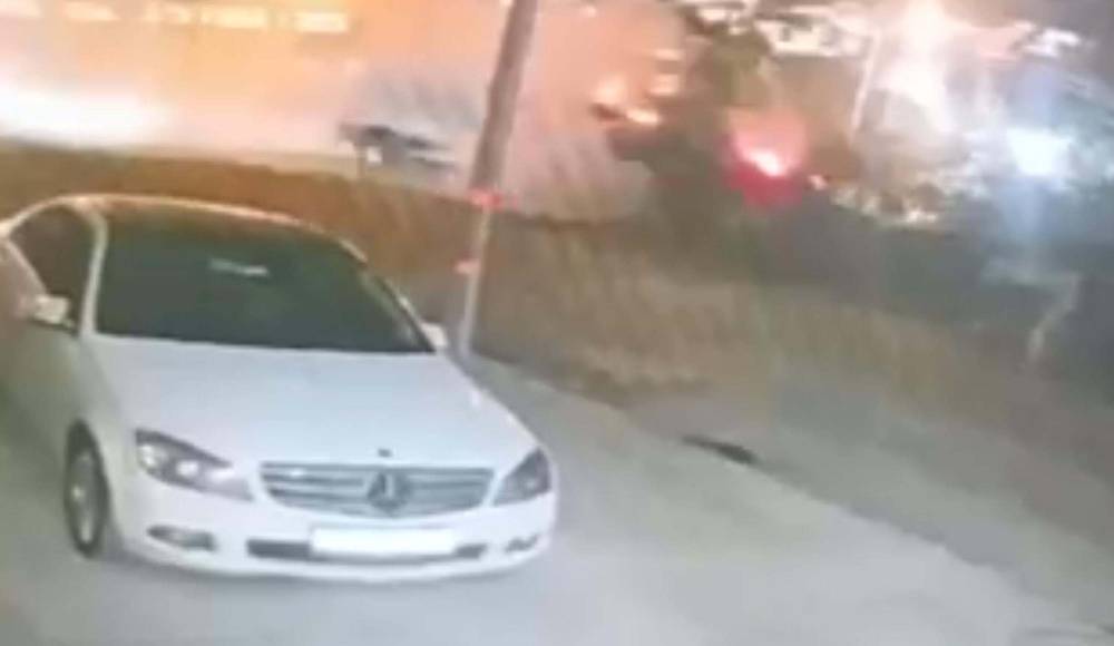 Kamyonetin park halindeki araca çarpıp, takla attığı ölümlü kaza kamerada