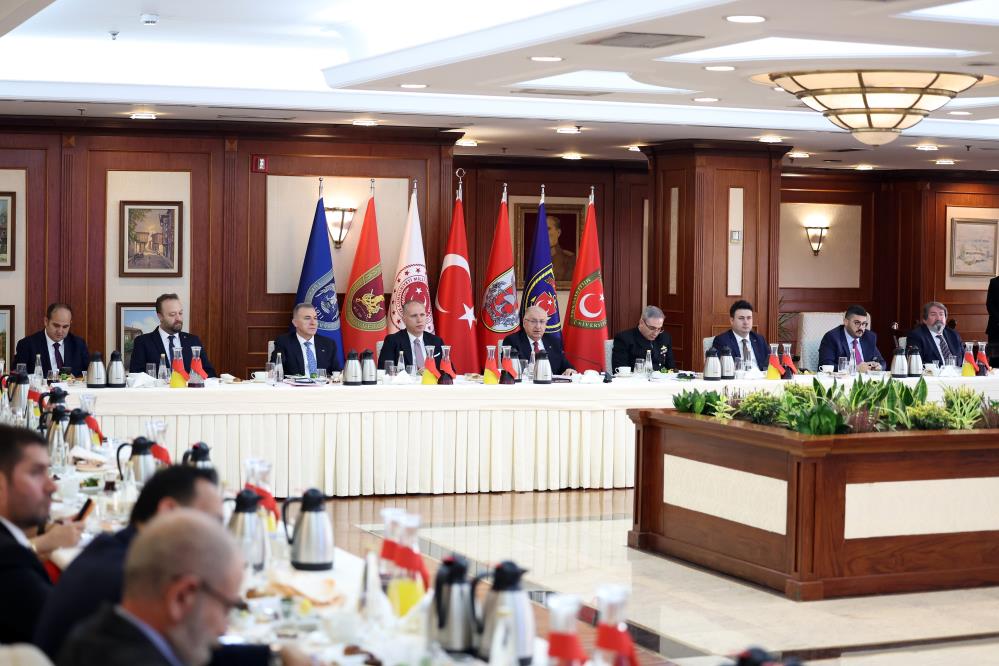 milli-savunma-bakani-yasar-guler-yil-sonu-degerlendirme-toplantisi-cercevesinde-ankarada-basin-mensuplariyla-bir-araya-geldi.jpg