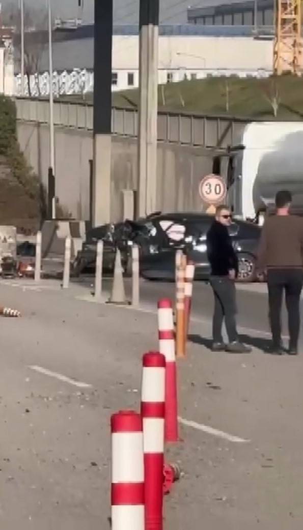 TEM'de otomobil, gişenin beton bariyerine çarptı; anne ile oğlu öldü
