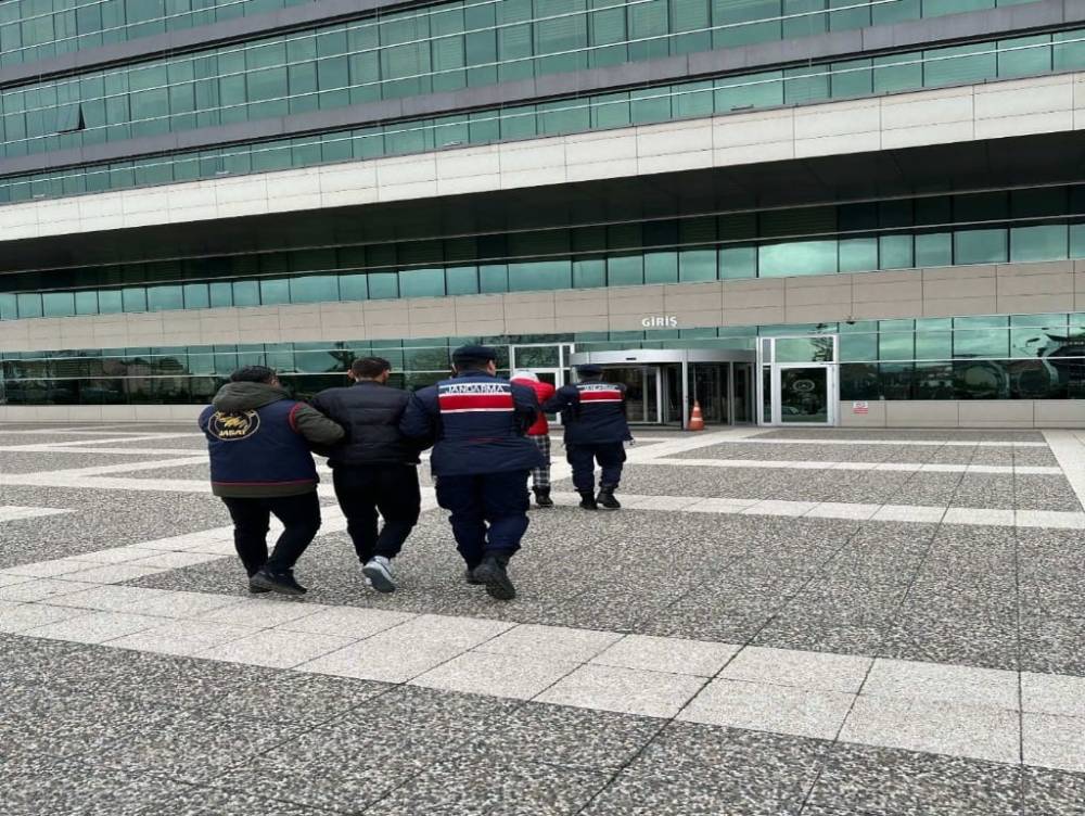 Evde buldukları her şeyi çaldılar