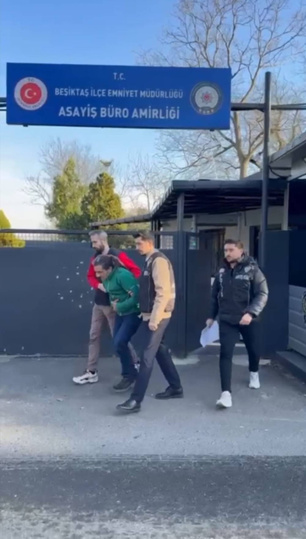 Midesinde uyuşturucu getirdi; ameliyatla çıkarıldı