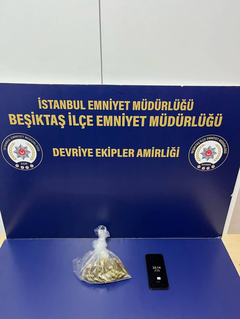 Midesinde uyuşturucu getirdi; ameliyatla çıkarıldı