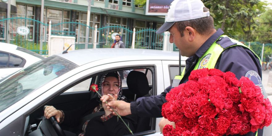 Trafik polislerinden annelere en anlamlı hediye