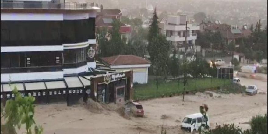 Konya'da yağmur sele dönüştü