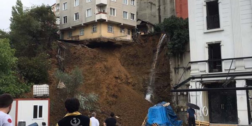 Korkulan oldu! Sütlüce'de boşaltılan bina çöktü!