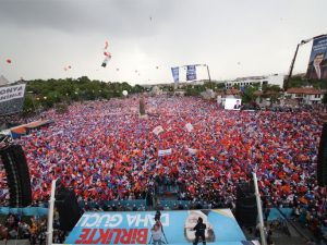 Ahmet Davutoğlu'nun Konya mitinginde mahşeri kalabalık