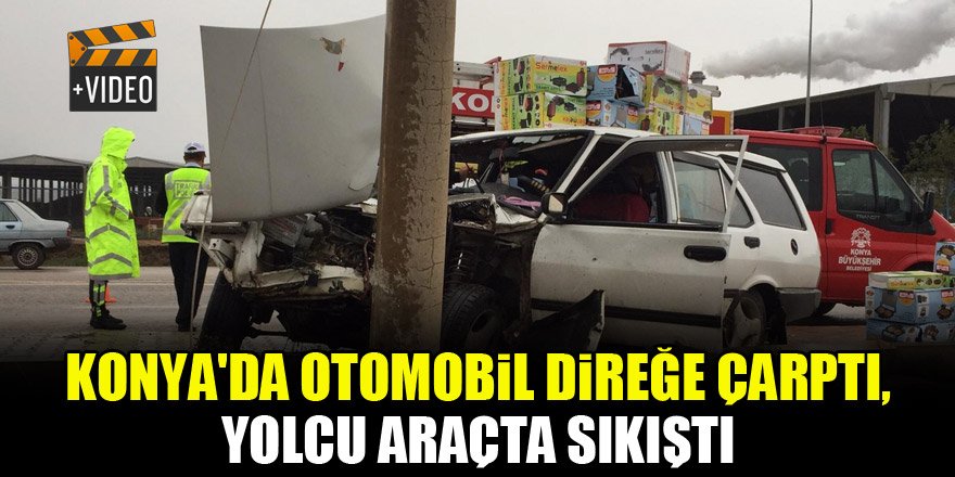 Konya'da otomobil direğe çarptı, yolcu araçta sıkıştı