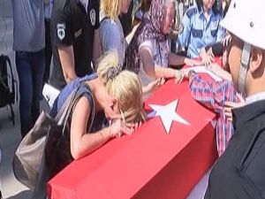 Diyarbakır'da şehit olan polis son yolculuğuna uğurlandı