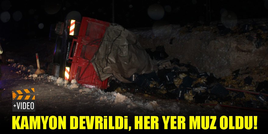 Kamyon yola devrildi, her yer muz oldu