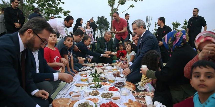 Başkan Erdoğan, Zeytinburnu sahilinde vatandaşlarla iftar yaptı.