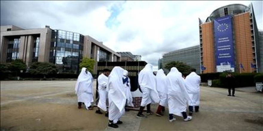 Kabe maketi etrafında temsili tavaflı protesto