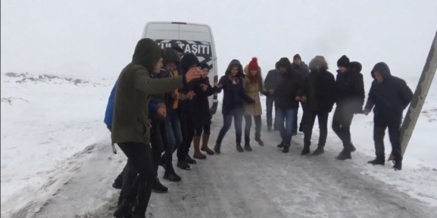 Yolda mahsur kaldılar, halay çekerek kurtarılmayı beklediler