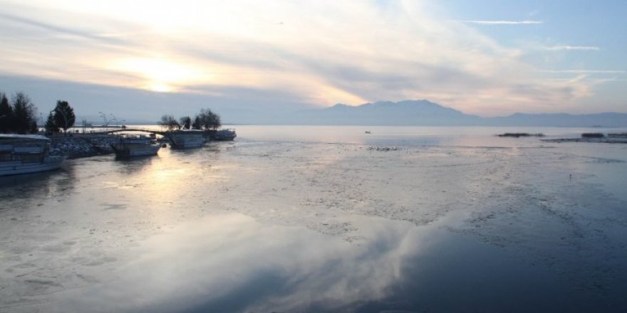 Beyşehir Gölü’nün kıyı kesimleri buz tuttu