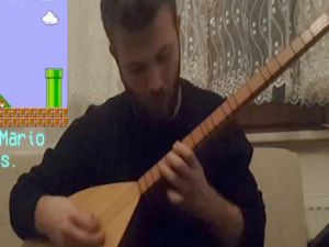 Atari müziklerini bağlama ile çaldı