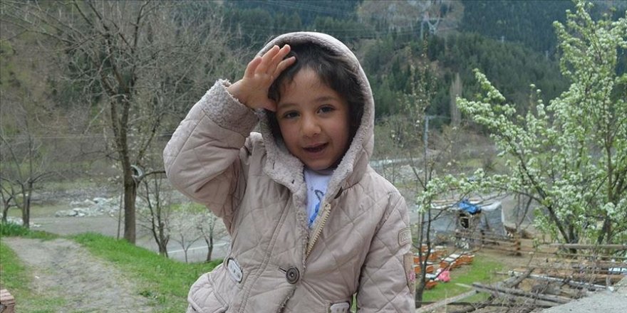Asker selamı veren küçük Damla, Türkiye'nin beğenisini kazandı
