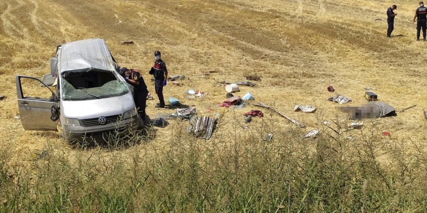 Konya'da devrilen minibüsteki çift hayatını kaybetti