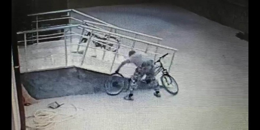 Konya'da bisiklet tekeri çalan hırsız kameraya yansıdı
