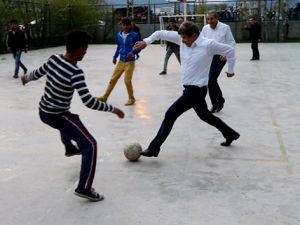 Davutoğlu, Varto'da çocuklarla futbol oynadı