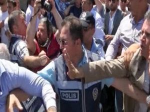 Şehit cenazesinde kavga! Tekmeler, yumruklar havada uçuştu