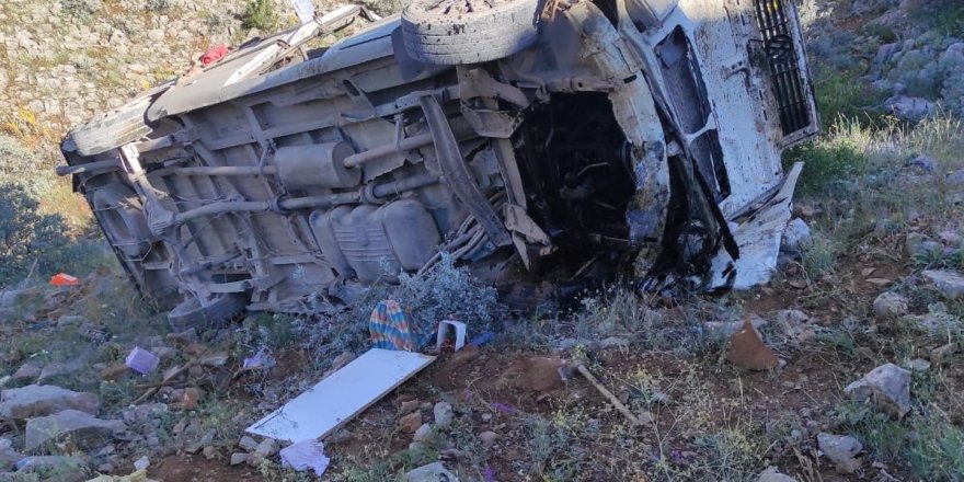 Konya'da tarım işçilerini taşıyan minibüs uçuruma yuvarlandı: 2 ölü, 17 yaralı