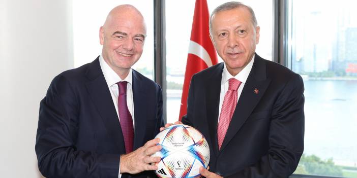 Cumhurbaşkanı Erdoğan FIFA Başkanının hediye ettiği topa kafa attı