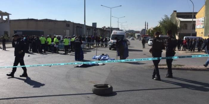 Konya merkezde feci kaza! TIR'a çarpan motosikletteki 2 genç öldü