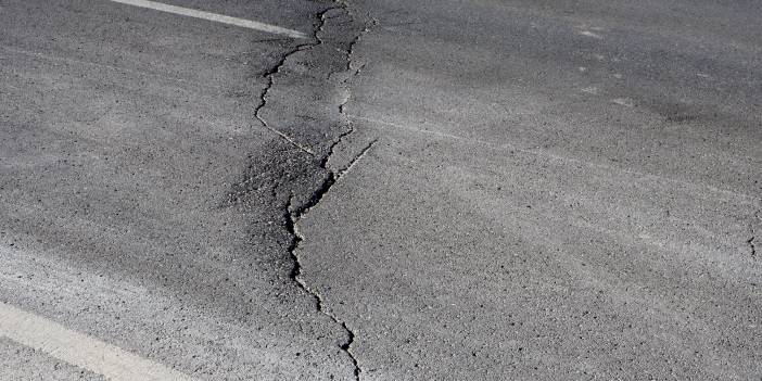 Niğde ve Konya depreminde yol ve araziler yarıldı