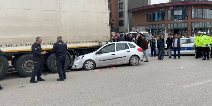 Feci kaza kamerada! Konya’da otomobil park halindeki tıra çarptı: 1 ölü, 3 yaralı