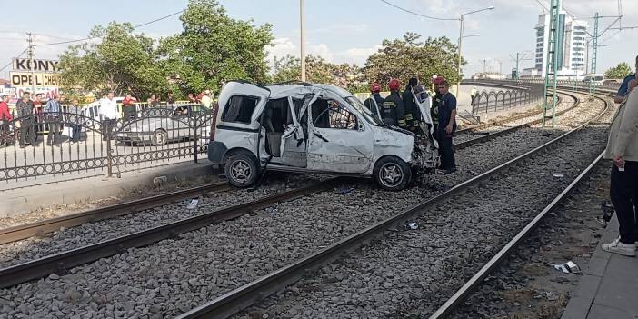 Konya'da kontrolden çıkan araç tramvay yoluna girdi: 3 yaralı