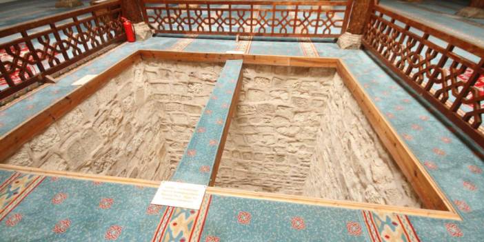 Konya'da 7 asırlık camideki ahşap direkleri koruduğuna inanılan 'karlık' ziyaretçilerin ilgisini çekiyor