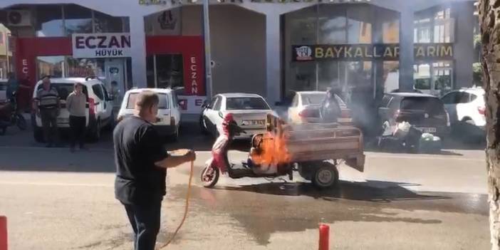 Konya'da yangın... Alev alev yanan motosiklete hortumla müdahale ettiler