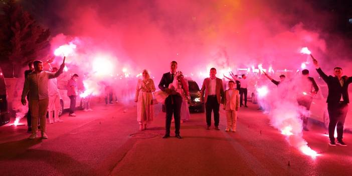 Yer Konya... Mahalleyi festival alanına çevirerek kız istemeye gitti