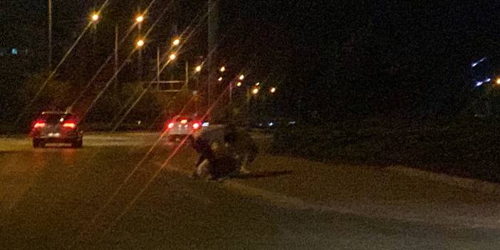 Konya'da yol kenarında 3 gencin tekme tokat kavgası kamerada