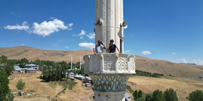 Cep telefonu şebekeleri çekmiyor... Telefonla konuşmak için minareye çıkıyorlar